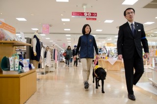 京急百貨店のスタッフの方をフォロー（後ろについて歩く）しているユーザーと盲導犬の様子です。